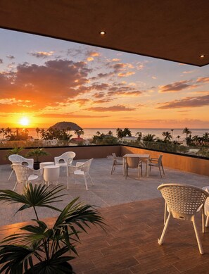Outdoor dining - SURÁ - Boutique apartment with ocean view, pool and 2 blocks from the beach. (Rincón de Guayabitos)