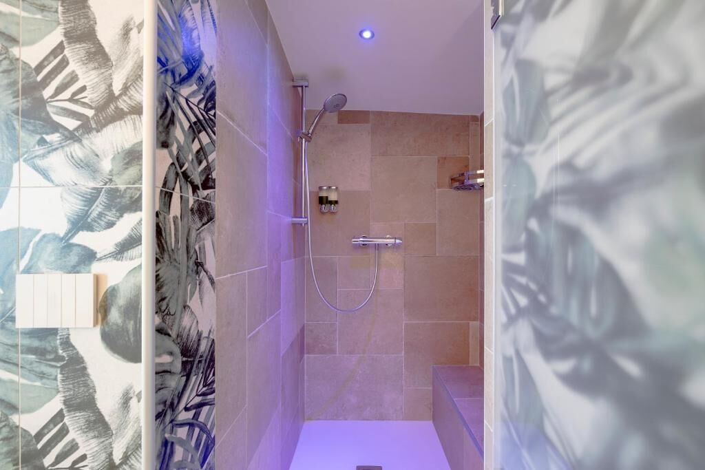 Suite Deluxe, balcon, vue ville | Salle de bain | Chaussons