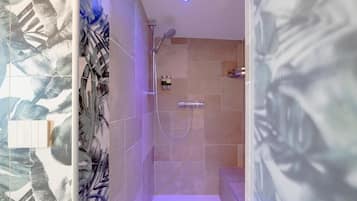 Suite Deluxe, balcon, vue ville | Salle de bain | Chaussons