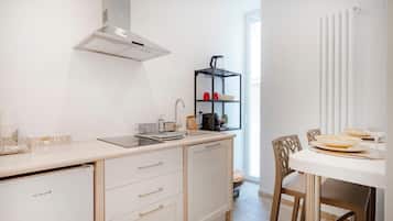 Deluxe Suite, Balcony, City View | Private kitchen