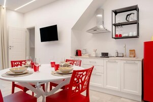Suite, balcón, vistas a la ciudad | Restauración