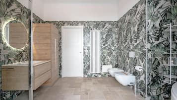 Suite, Balkon, Stadtblick | Badezimmer | Hausschuhe