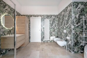 Suite - balkon - byudsigt | Badeværelse | Hjemmesko