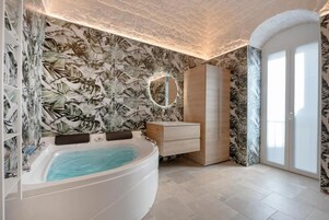 Suite Deluxe, balcón, vistas a la ciudad | Spa
