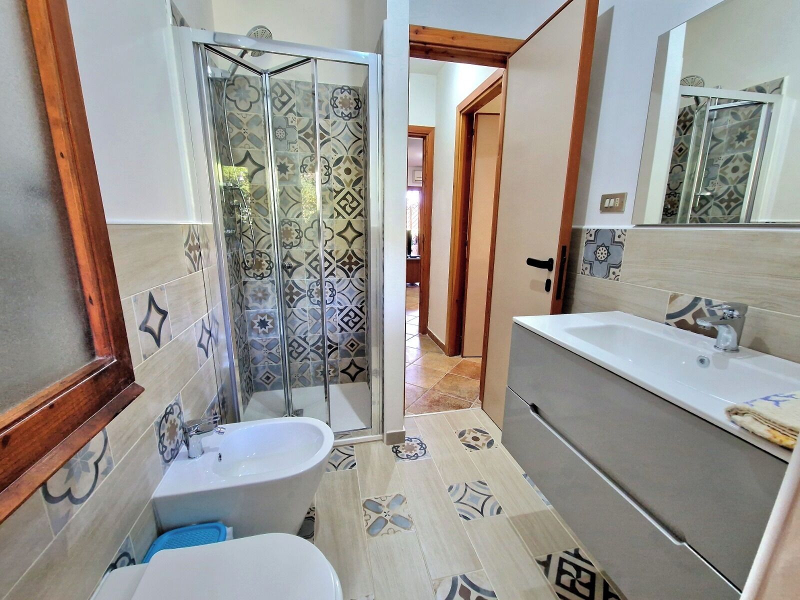 Dusche, Haartrockner, Bidet, Handtücher