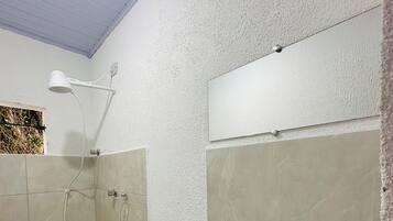 Ducha, toallas, papel higiénico