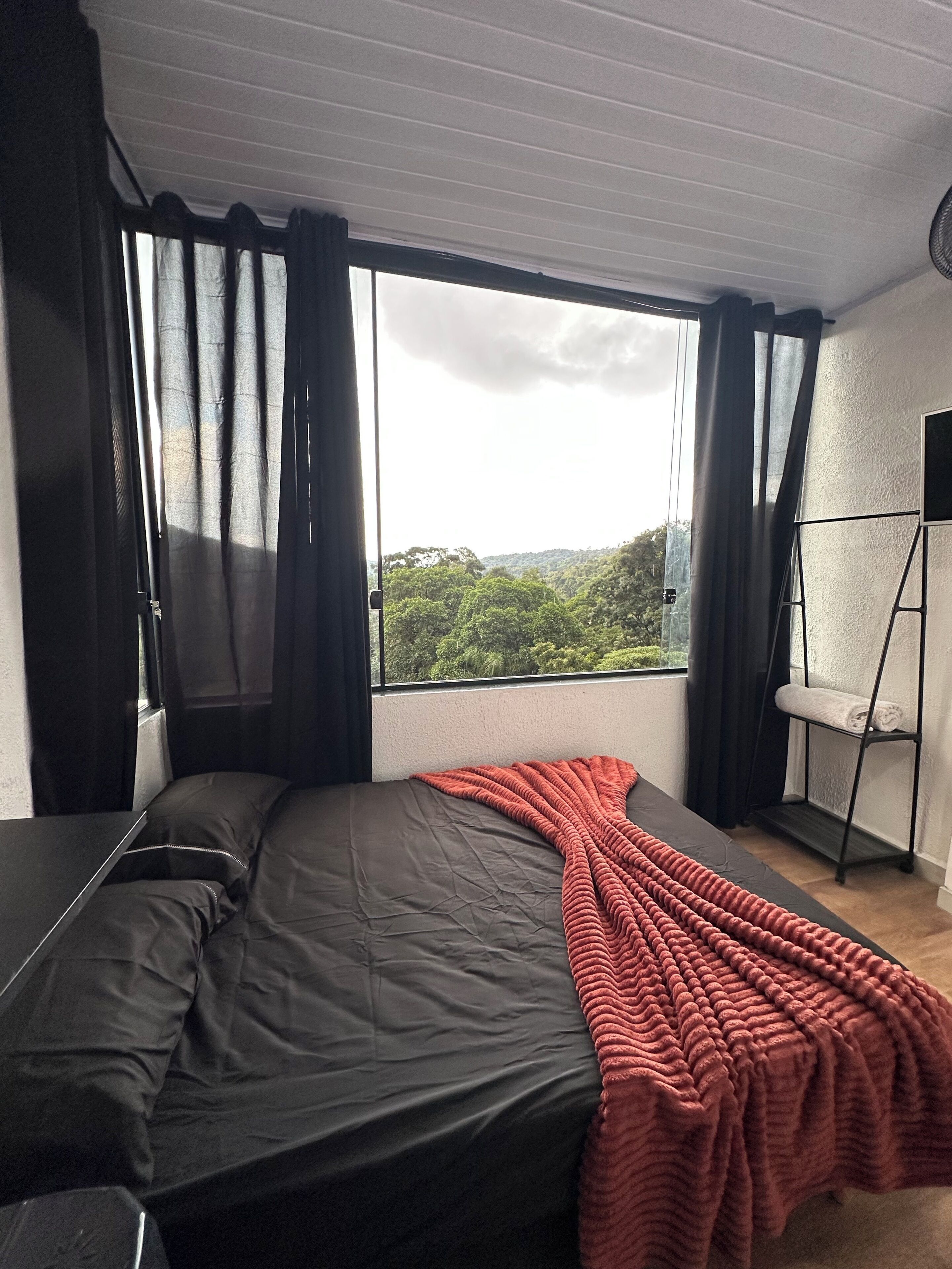 WiFi (無料)、ベッドシーツ. Studio apartment with forest view, 20 minutes from São Paulo city.