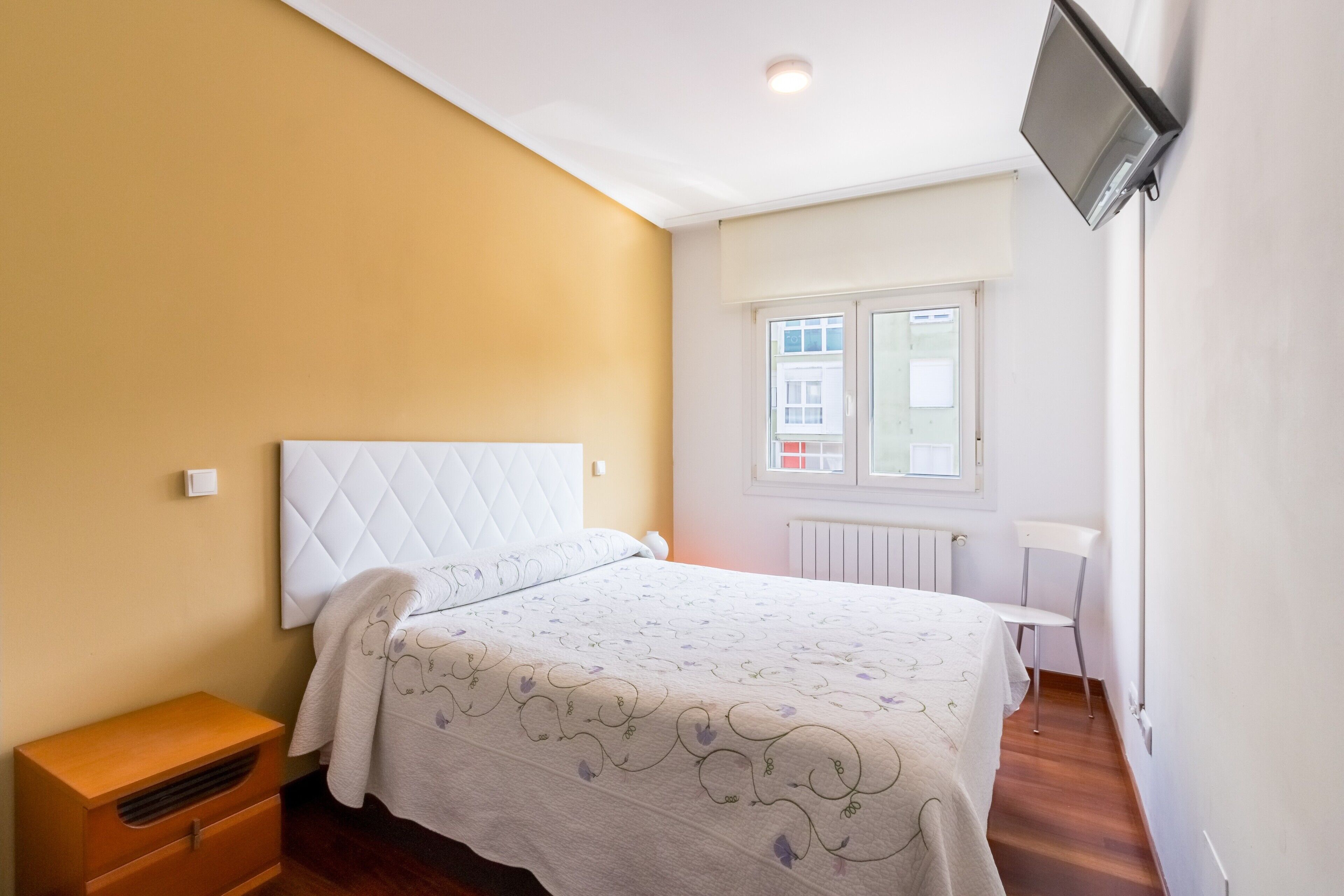 Tabla de planchar con plancha, wifi, ropa de cama