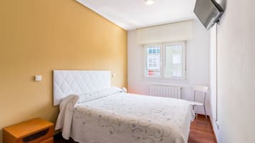 Tabla de planchar con plancha, wifi, ropa de cama