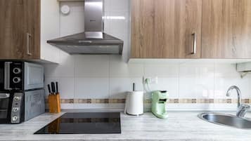 Coffee/tea maker, fridge, microwave, oven