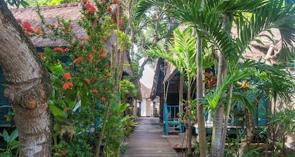 ADULT ESCAPE, Serene 1-bedroom bungalow with AC in beautiful Bali