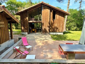 Outdoor dining - Contemporary renovated barn in the Landes forest, 15 minutes from the ocean (Vielle-Saint-Girons)