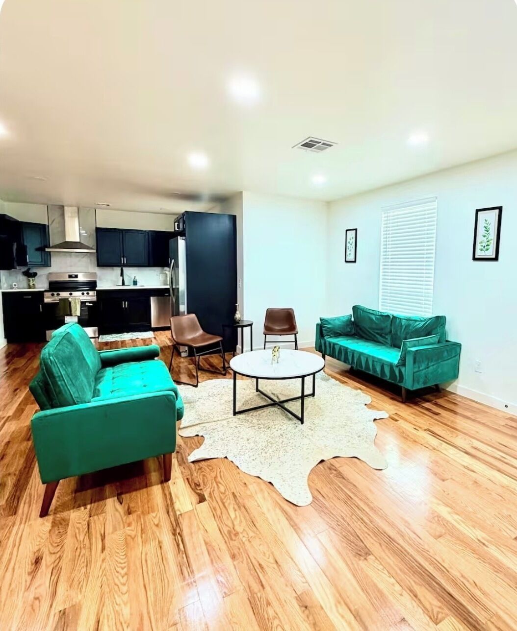 Interior. Spacious Modern Glam House Minutes To Downtown