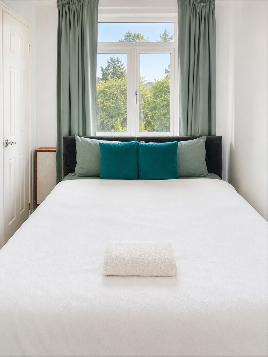 Tabla de planchar con plancha, wifi y ropa de cama 