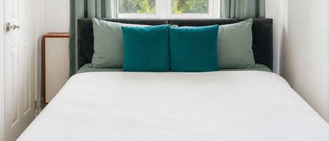 Tabla de planchar con plancha, wifi y ropa de cama