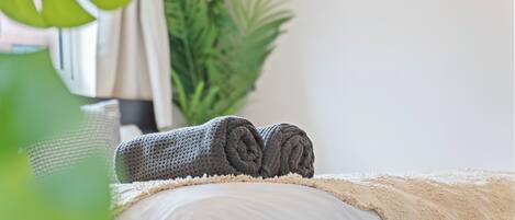 Iron/ironing board, Internet, bed sheets