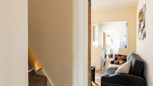 Eine Treppe führt zu einem Wohnbereich mit einem Sofa und einem Couchtisch.