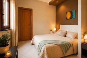 Ein Schlafzimmer mit einem Bett, Nachttischen, einer Lampe, einer Zimmerpflanze, einer Tür und einem Fenster.