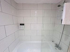 Douche, sèche-cheveux, serviettes fournies