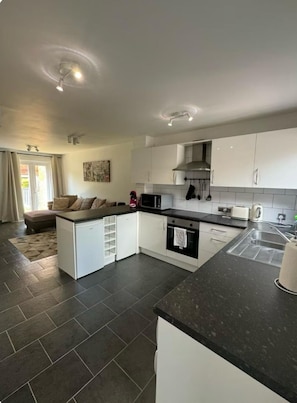 Fridge, microwave, oven, toaster - Professionals | Entire House | 2BDR | Weekly Deals (London)