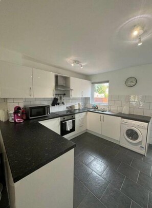 Fridge, microwave, oven, toaster - Professionals | Entire House | 2BDR | Weekly Deals (London)