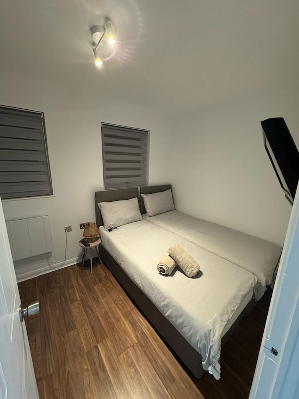 Iron/ironing board, Internet, bed sheets - Professionals | Entire House | 2BDR | Weekly Deals (London)