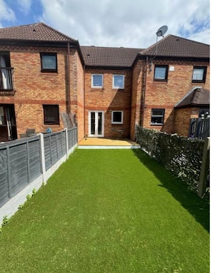 Exterior - Professionals | Entire House | 2BDR | Weekly Deals (London)