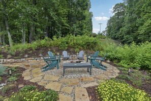 Property grounds - Spacious 5-bedroom estate in lovely Dahlonega with the best Mountain views in GA (Dahlonega)