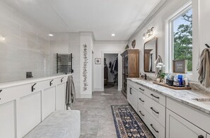 Bathroom - Spacious 5-bedroom estate in lovely Dahlonega with the best Mountain views in GA (Dahlonega)