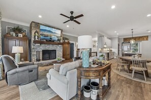 Living area - Spacious 5-bedroom estate in lovely Dahlonega with the best Mountain views in GA (Dahlonega)