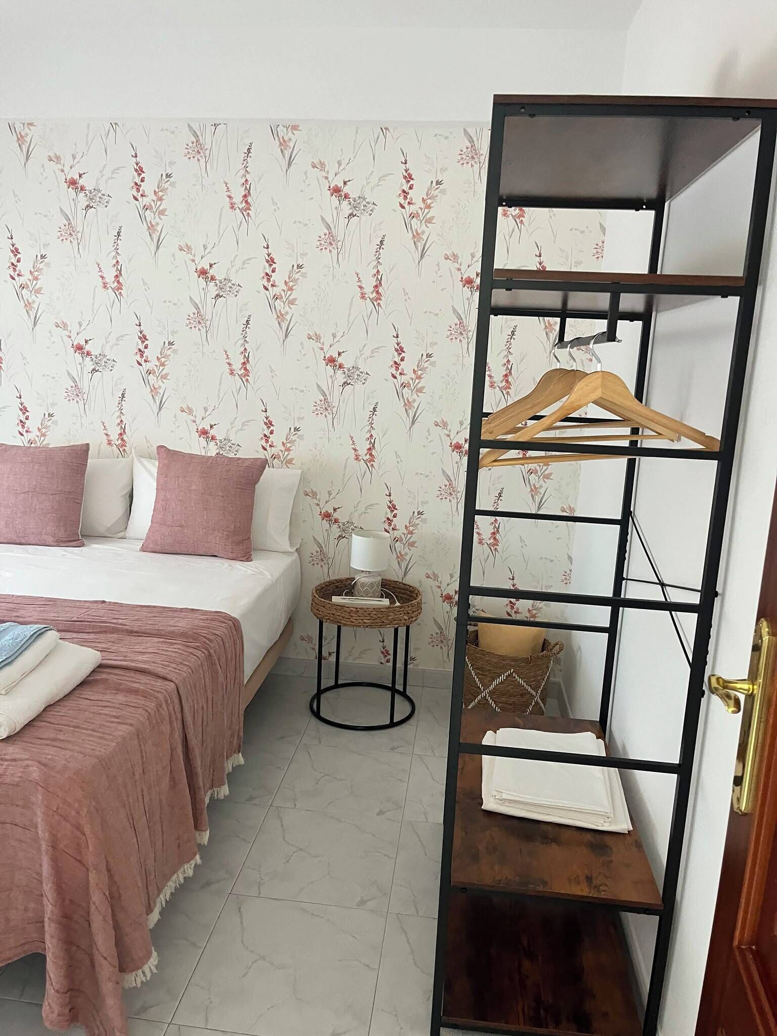 2 slaapkamers, een strijkplank/strijkijzer, gratis wifi, beddengoed