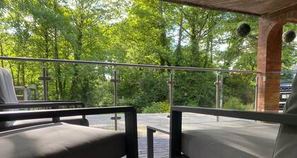 Quiet, Modern Ground Floor Annex Near Theatr Clwyd