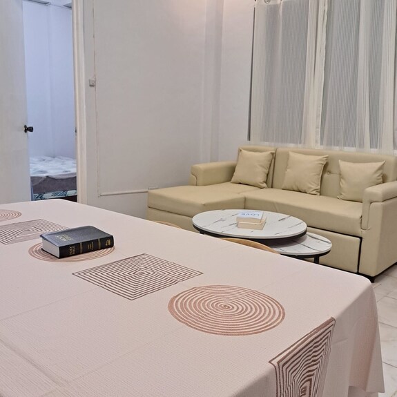 Bright, Clean, Cozy, Family Size Space. A Home Away From Home.amenities Closeby. - Valenzuela