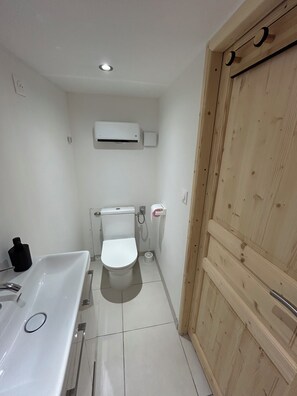 Bathroom - Vrbo Property (Lédenon)