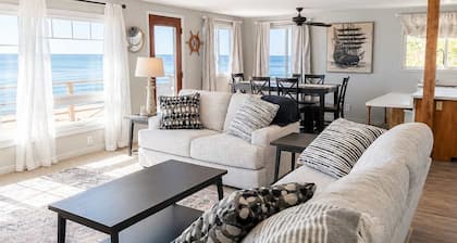Lakefront Cottage Retreat - Main House