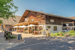 Un bâtiment rustique en bois, sur lequel est apposée une enseigne indiquant qu’il s’agit d’un restaurant.