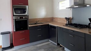 Una cucina moderna dotata di forno a microonde, forno, lavastoviglie e piano cottura a gas.