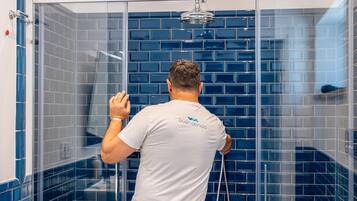 Doccia, asciugacapelli, bidet, asciugamani