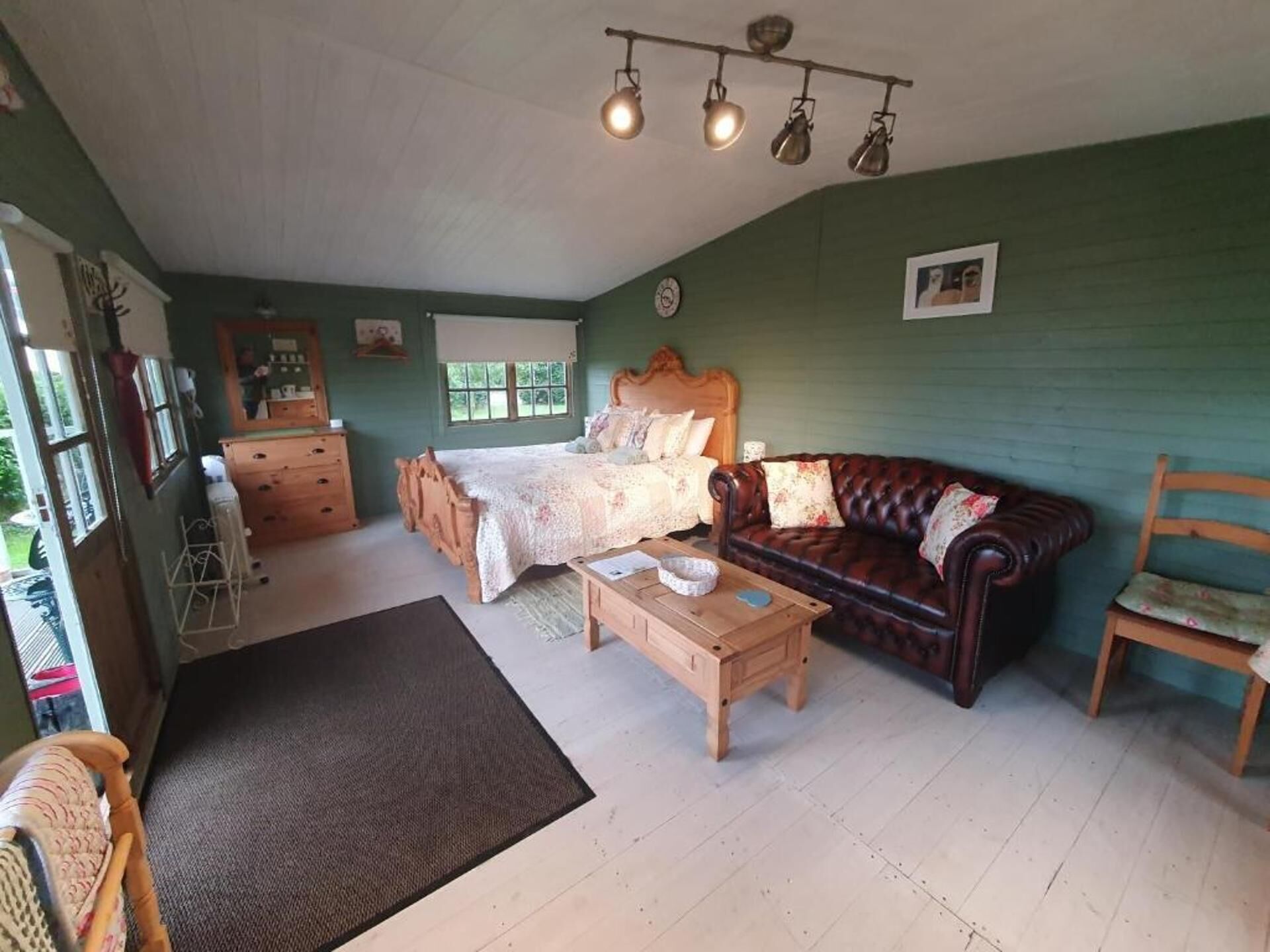 1 bedroom, bed sheets