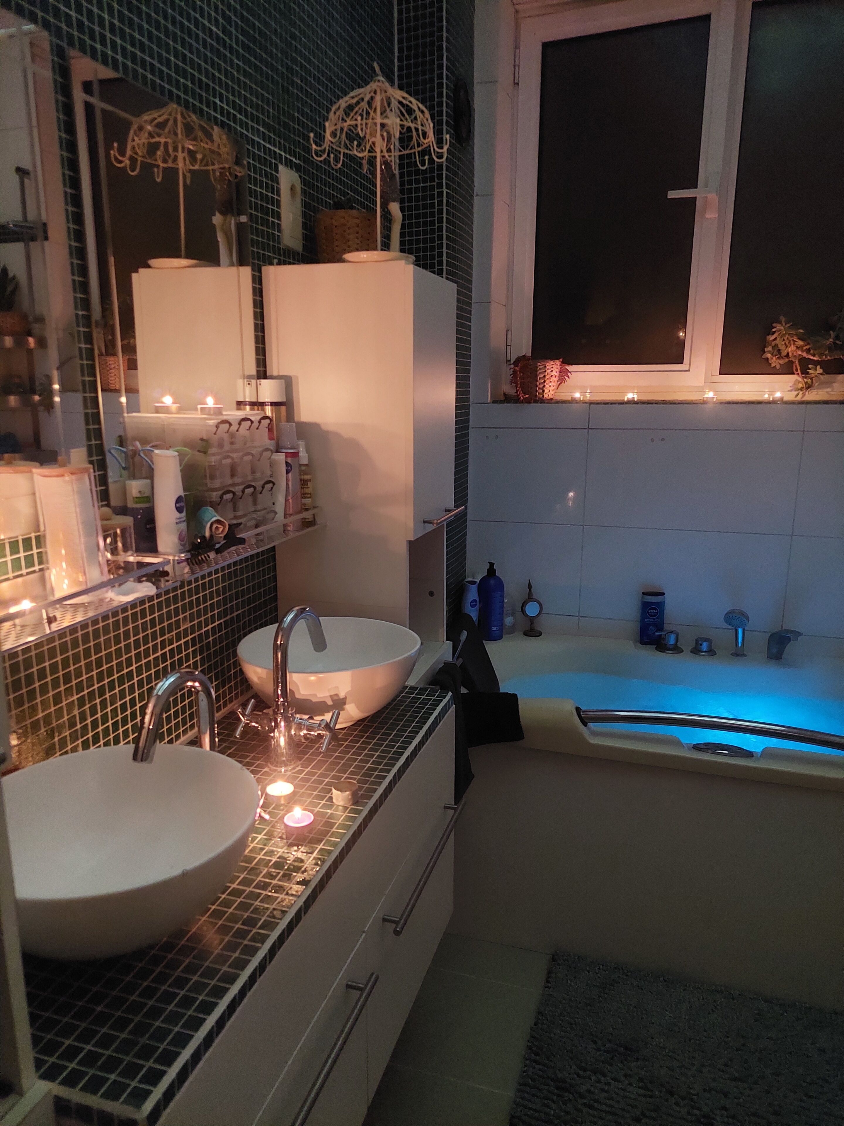 Een haardroger, handdoeken, zeep, shampoo