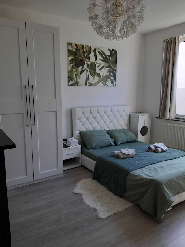 1 habitación, tabla de planchar con plancha y ropa de cama