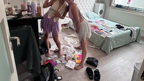 Huone, jossa on sänky, työpöytä ja katosta roikkuva valaisin.