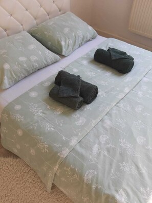 1 habitación, tabla de planchar con plancha y ropa de cama