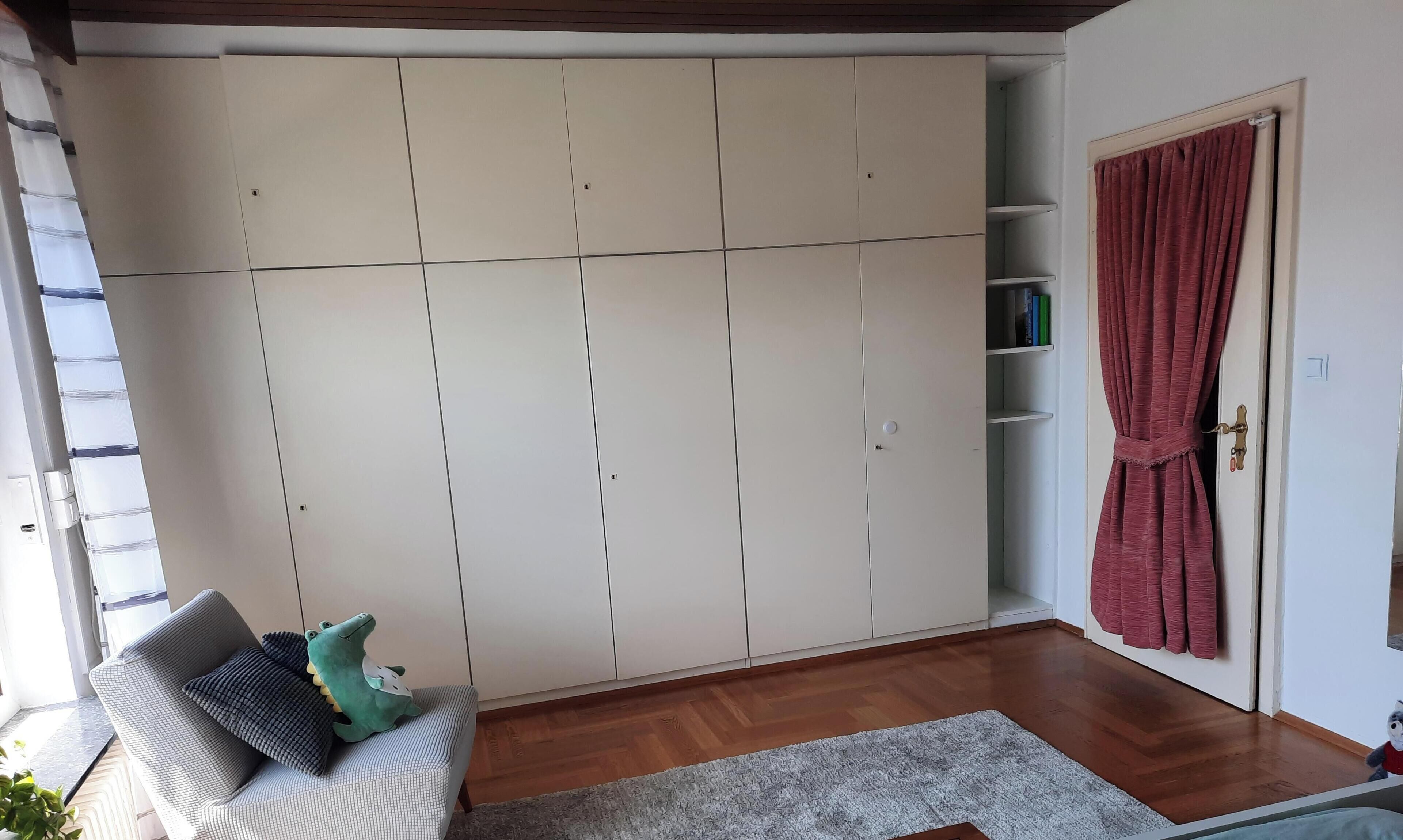 3 bedrooms, desk, iron/ironing board, travel cot