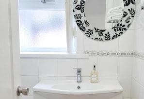 Combined shower/bathtub, deep-soaking bathtub, towels - City Comfort Retreat in Liverpool (Liverpool)