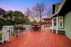Outdoor dining - 7BD/4.5BA Santa Rosa Estate w/ HotTub, Games, BBQ! (Santa Rosa)
