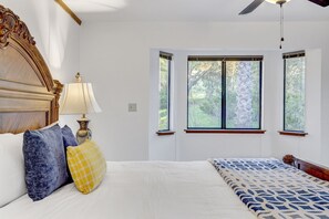 Room - 7BD/4.5BA Santa Rosa Estate w/ HotTub, Games, BBQ! (Santa Rosa)