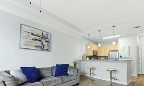 Smart TV - Charming 2-bedroom apartment in Atlantic station/ Near World Cup (Atlanta)