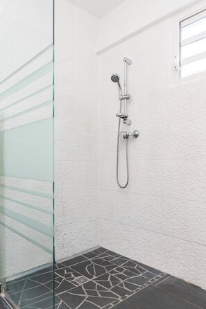 Shower, hair dryer, towels - Vrbo Property (Petit-Bourg)