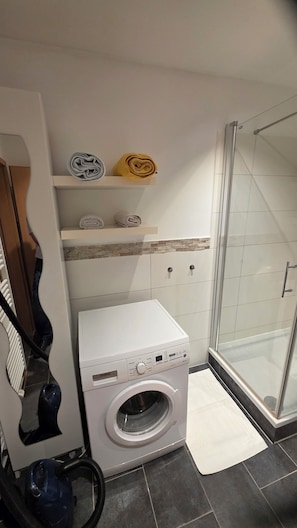 Dusj, hårføner, håndklær og såpe